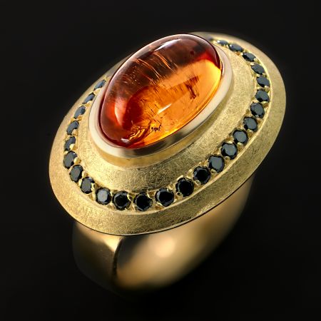 Mandaringranat mit schwarzen Diamanten