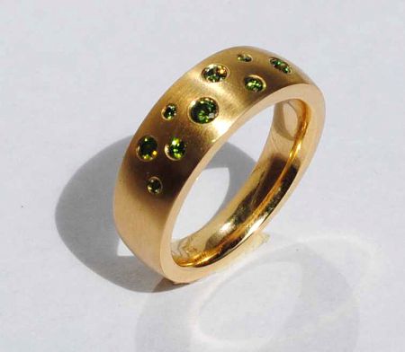 Verlobungsring mit grünen Diamanten