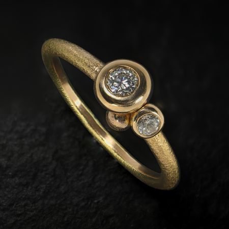 Verlobungsringe Berlin Verlobungsring mit 2 Diamanten und Goldkugel Goldschmied